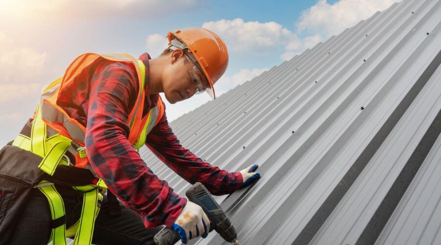 Professional gutter cleaning in Flanagan, IL